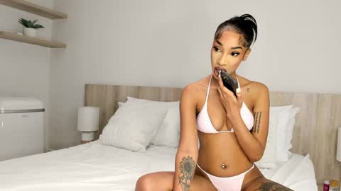 Snapshot of cinnamon_lips07 chatting on 05-02-26, 01:32 Indie online show from 05-02-26, 01:32