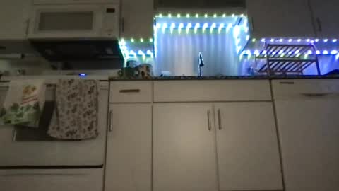 Snapshot of cinnamonpeaches chatting on 08-03-26, 10:35 Carmen online show from 08-03-26, 10:35