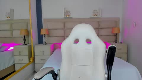 CintiaCollins  online show from 12-05-25, 09:00