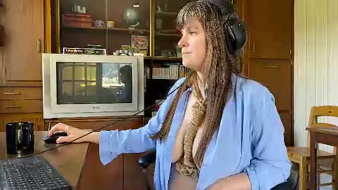 Snapshot of claire_moulin chatting on 07-01-26, 12:29 Claire Moulin online show from 07-01-26, 12:29