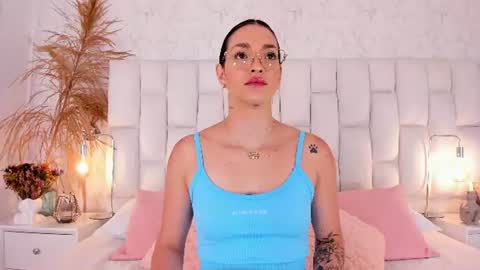 Snapshot of claradelmar_ chatting on 06-18-26, 10:52 Clara del mar online show from 06-18-26, 10:52