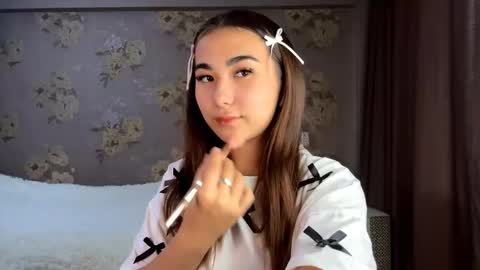 Snapshot of claribelatienza chatting on 10-06-25, 08:34 Yuna online show from 10-06-25, 08:34