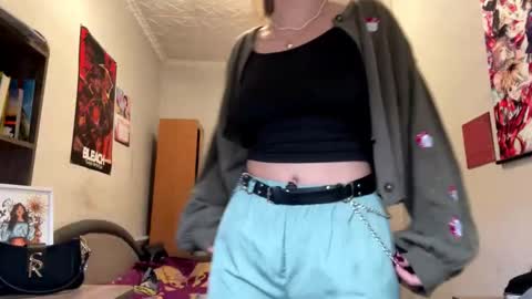 Snapshot of clarinegillmer chatting on 02-26-26, 01:43 Karolina online show from 02-26-26, 01:43