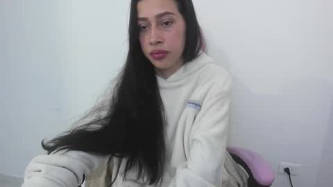 Snapshot of cleosexxx chatting on 09-24-25, 03:21 cleo y maikol online show from 09-24-25, 03:21