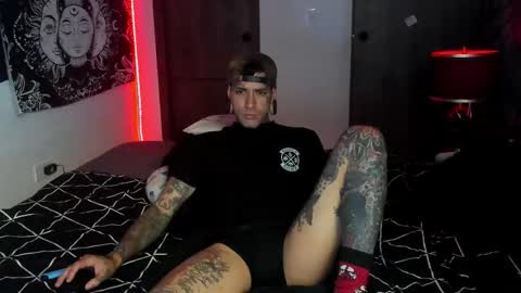 Snapshot of cleosexxx chatting on 11-14-25, 08:35 cleo y maikol online show from 11-14-25, 08:35