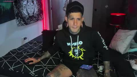 Snapshot of cleosexxx chatting on 11-17-25, 06:08 cleo y maikol online show from 11-17-25, 06:08