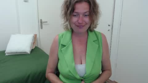Snapshot of clittytastic chatting on 06-25-26, 05:23 Syl online show from 06-25-26, 05:23