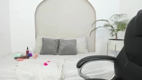 Snapshot of cloe_amazingg chatting on 01-06-26, 04:00 Cloe online show from 01-06-26, 04:00