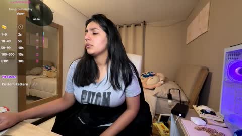 cloe small online show from 11-26-25, 12:44