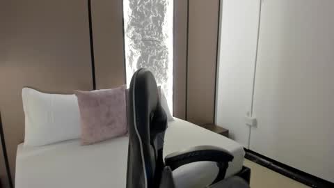 cloee20_ online show from 12-20-25, 02:29