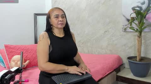 Snapshot of cloee_rabbyt chatting on 11-14-25, 11:42 CLOE online show from 11-14-25, 11:42