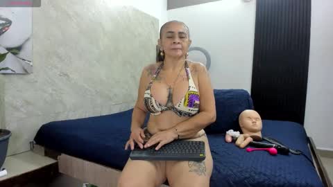 Snapshot of cloee_rabbyt chatting on 11-27-25, 11:23 CLOE online show from 11-27-25, 11:23