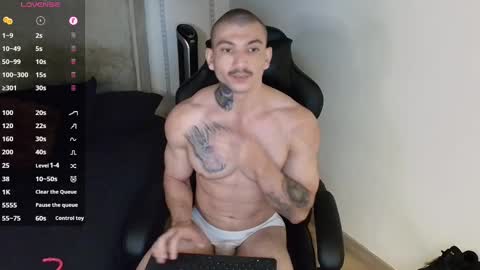 Snapshot of colombianmuscle8 chatting on 02-15-25, 03:31 colombianmuscle8 online show from 02-15-25, 03:31