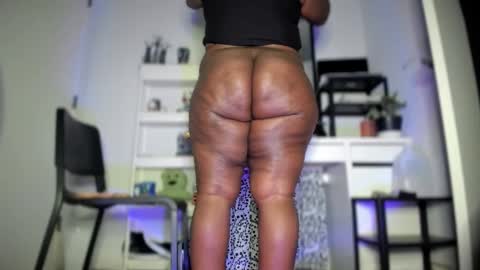 Snapshot of colorfullydark chatting on 09-09-25, 01:38 Noni online show from 09-09-25, 01:38