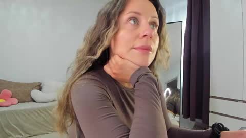 Snapshot of cometoseeme_ chatting on 05-29-26, 01:42 Alice online show from 05-29-26, 01:42