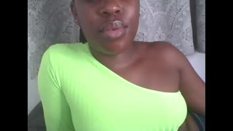 Snapshot of comicalcara chatting on 02-27-25, 01:05 Cara online show from 02-27-25, 01:05