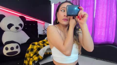 Snapshot of coral_gibson chatting on 09-22-25, 12:29 Coral online show from 09-22-25, 12:29