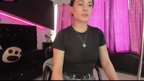 Snapshot of coral_gibson chatting on 12-17-25, 01:06 Coral online show from 12-17-25, 01:06