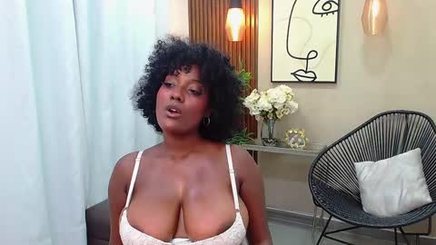 Snapshot of coral_lise chatting on 03-11-25, 02:18 Coral online show from 03-11-25, 02:18