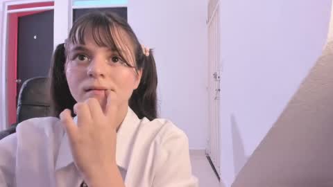 Coraline uwu     Bienvenidos al dulce mundo de Coraline    Hola amores soy Coraline  Una chica  tierna juguetona online show from 04-16-26, 09:39