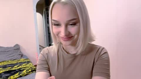 Snapshot of corenelossa chatting on 05-18-26, 02:45 Bella online show from 05-18-26, 02:45