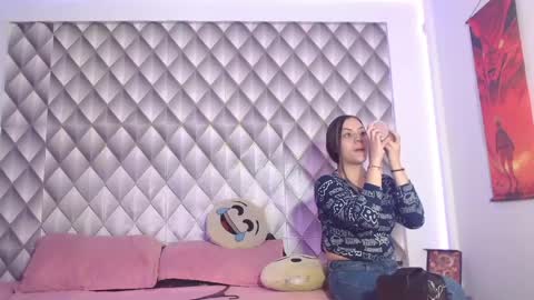 Couplelatin online show from 04-18-26, 06:39