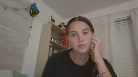 Snapshot of cowguirle chatting on 07-19-26, 01:53 Em online show from 07-19-26, 01:53