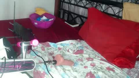 Snapshot of cozy_dion chatting on 05-06-26, 10:37 Erykah online show from 05-06-26, 10:37