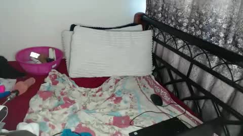 Snapshot of cozy_dion chatting on 06-06-26, 10:09 Erykah online show from 06-06-26, 10:09