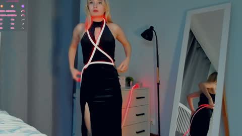 Snapshot of crazy_selfi chatting on 12-25-24, 11:31 Emma online show from 12-25-24, 11:31