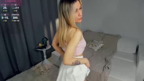 Snapshot of crazy_selfi chatting on 02-22-25, 02:50 Emma online show from 02-22-25, 02:50