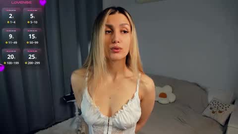 Snapshot of crazy_selfi chatting on 03-10-25, 02:28 Emma online show from 03-10-25, 02:28