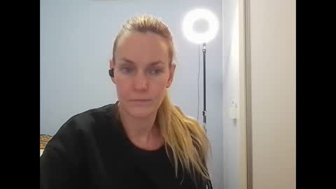 Snapshot of crazyanny chatting on 06-10-26, 10:52 Anny online show from 06-10-26, 10:52