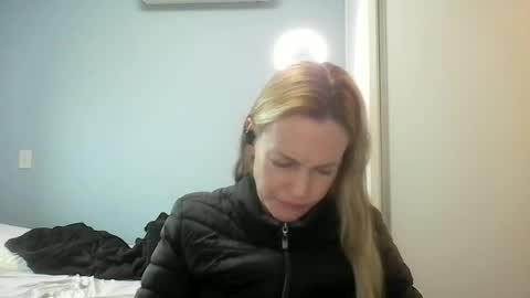 Snapshot of crazyanny chatting on 06-25-26, 10:53 Anny online show from 06-25-26, 10:53