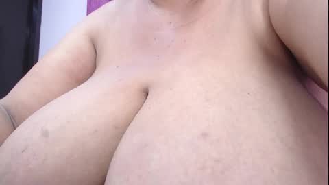 Snapshot of crazyonme chatting on 02-12-26, 08:15 diosalinda online show from 02-12-26, 08:15