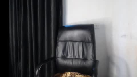 Snapshot of creamy_juicypussy chatting on 09-11-25, 01:00 Lady jasmine online show from 09-11-25, 01:00