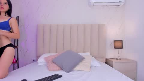 Snapshot of criistal_blossom chatting on 12-01-25, 01:49 Cristal online show from 12-01-25, 01:49