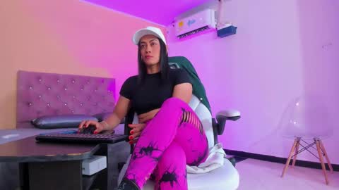 Snapshot of cristal_crossfit chatting on 10-12-25, 11:20 Cristal online show from 10-12-25, 11:20