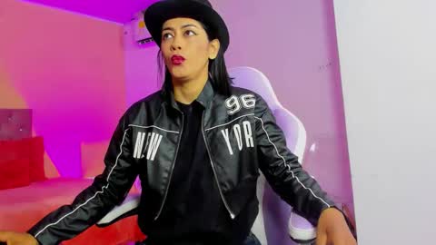 Snapshot of cristal_crossfit chatting on 10-31-25, 10:05 Cristal online show from 10-31-25, 10:05