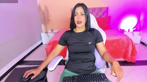 Snapshot of cristal_crossfit chatting on 11-19-25, 10:04 Cristal online show from 11-19-25, 10:04