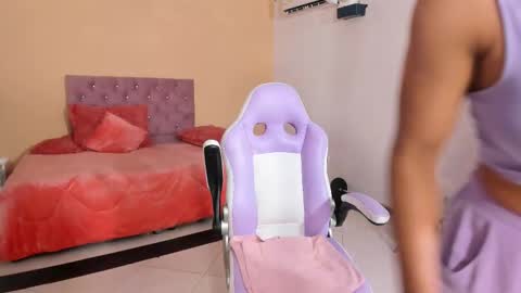 Snapshot of cristal_crossfit chatting on 11-24-25, 10:48 Cristal online show from 11-24-25, 10:48