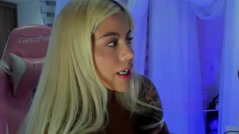 Snapshot of cristalhill chatting on 07-15-26, 12:27 Laura online show from 07-15-26, 12:27