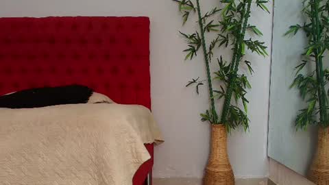 Snapshot of cristina_aznar chatting on 06-17-26, 07:04 Cris online show from 06-17-26, 07:04
