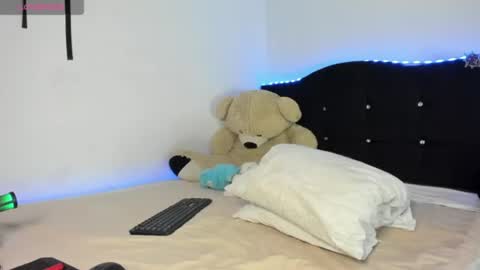 Snapshot of cristina_fernando chatting on 06-16-26, 11:51 soycriss online show from 06-16-26, 11:51