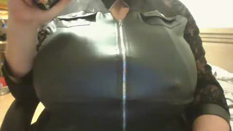 Snapshot of crossdresser240299 chatting on 02-17-26, 01:35 crossdresser240299 online show from 02-17-26, 01:35