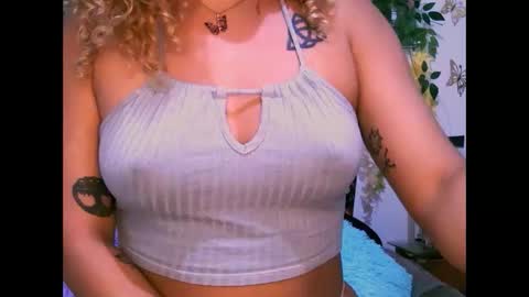 Snapshot of crysrus chatting on 10-11-25, 01:38 crysrus online show from 10-11-25, 01:38