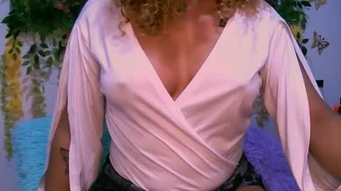 Snapshot of crysrus chatting on 10-12-25, 12:42 crysrus online show from 10-12-25, 12:42