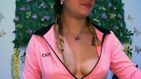 Snapshot of crysrus chatting on 10-19-25, 12:44 crysrus online show from 10-19-25, 12:44