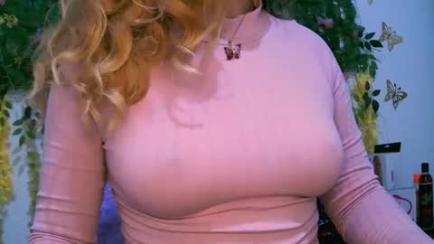 Snapshot of crysrus chatting on 10-24-25, 01:03 crysrus online show from 10-24-25, 01:03