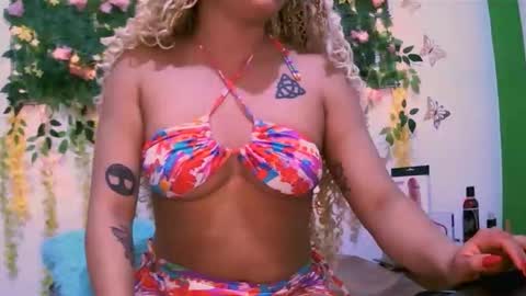 Snapshot of crysrus chatting on 11-11-25, 11:49 crysrus online show from 11-11-25, 11:49